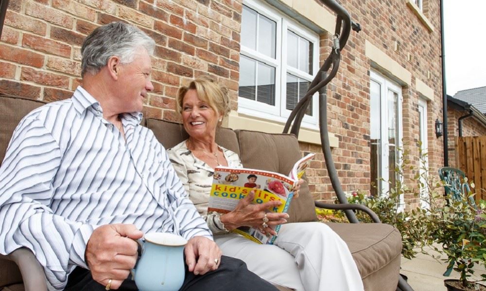 Alec And Christine On Sunlounger X Website