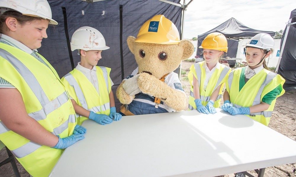 Model Village Lea CP School Builder Bear And Children With Clay Small
