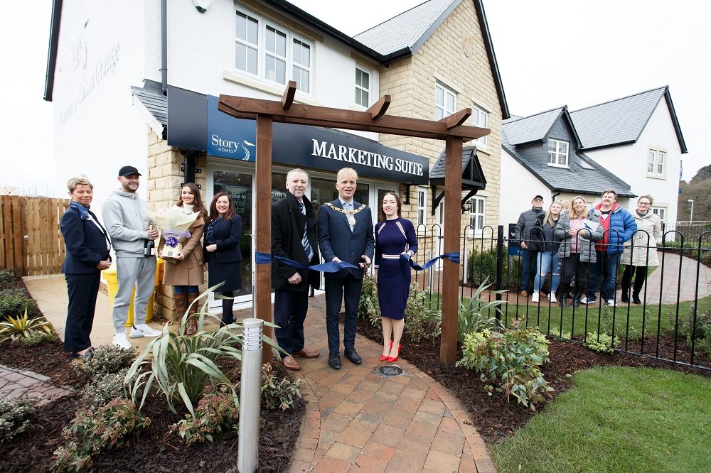 Mayor Cutting Ribbon 1