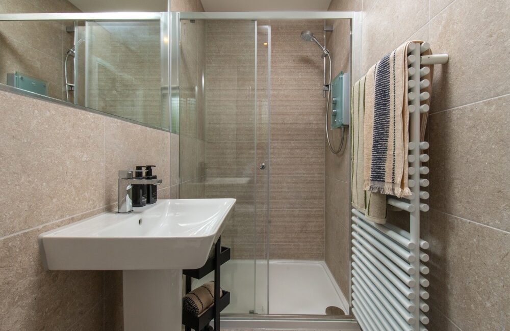 Ensuite in the Hewson.