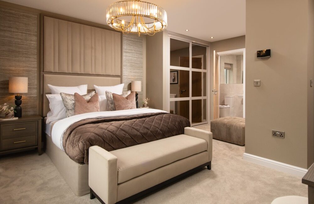 Main bedroom with dressing area and en-suite