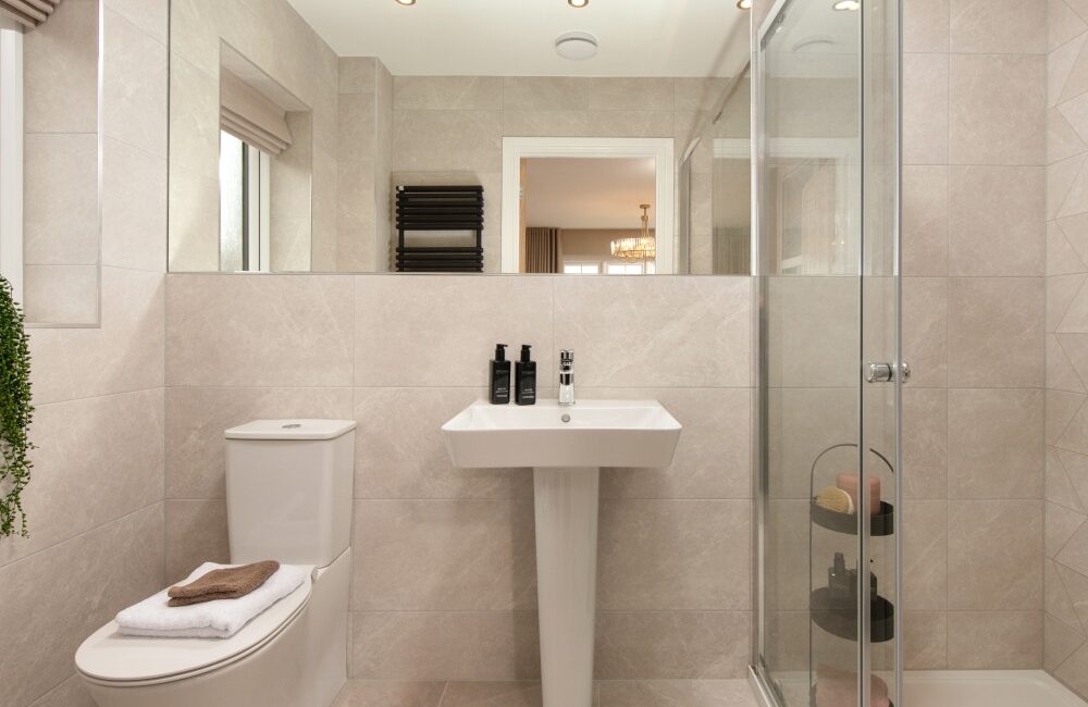 Main bedroom en-suite bathroom