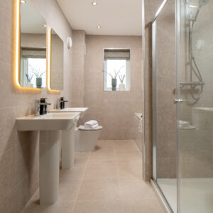 Main bedroom en-suite bathroom
